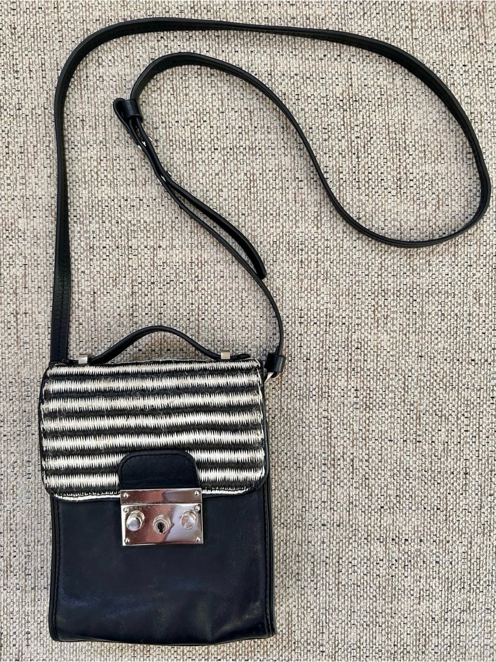 L.A.M.B. By Gwen Stefani Black/Cream Striped Leather Crossbody
🖤 Rare 🖤